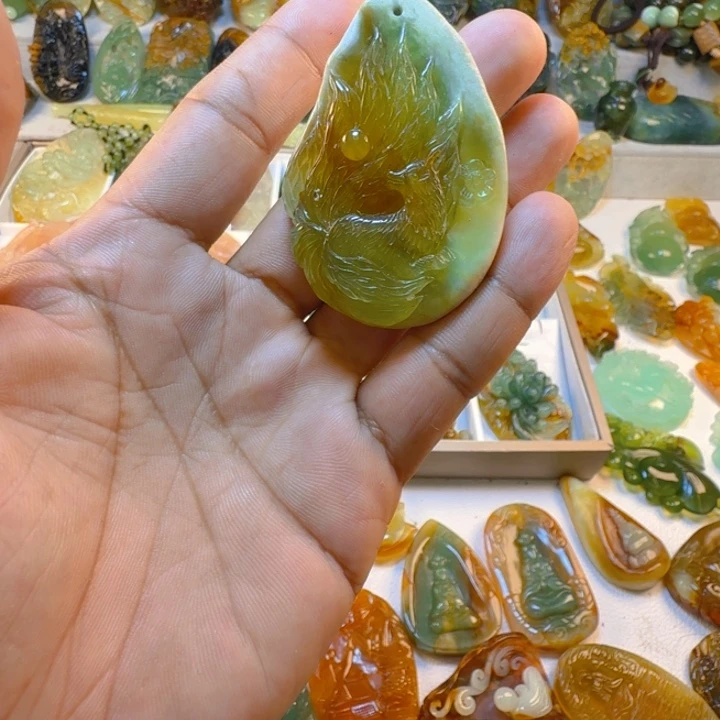 蛇纹石玉未镶嵌颈饰