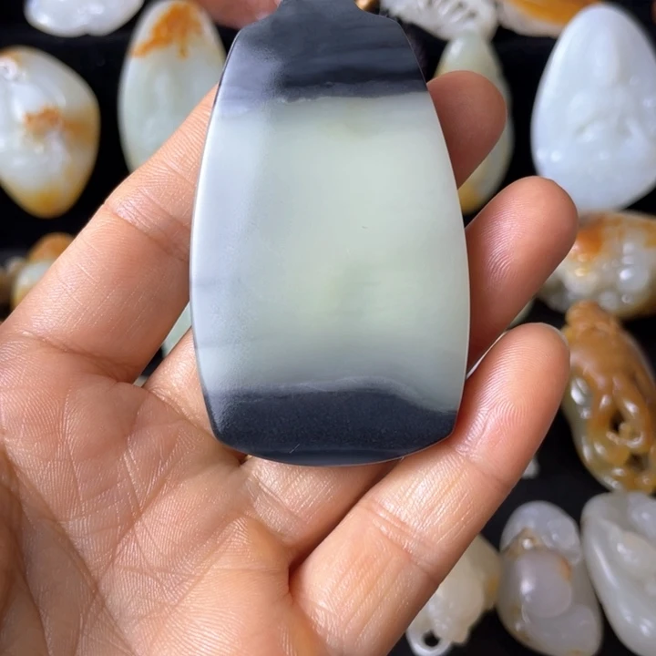 大***人和田玉未镶嵌颈饰