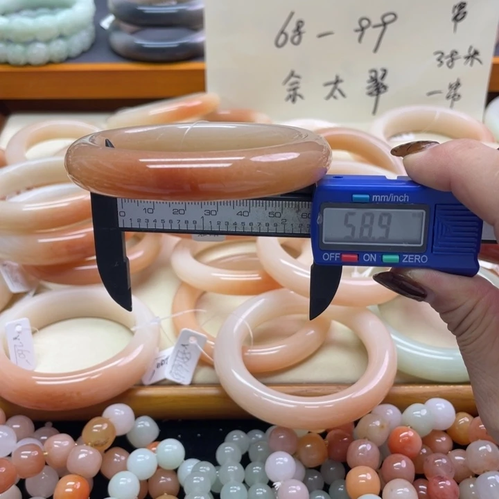 未镶嵌石英岩玉珠宝奇石