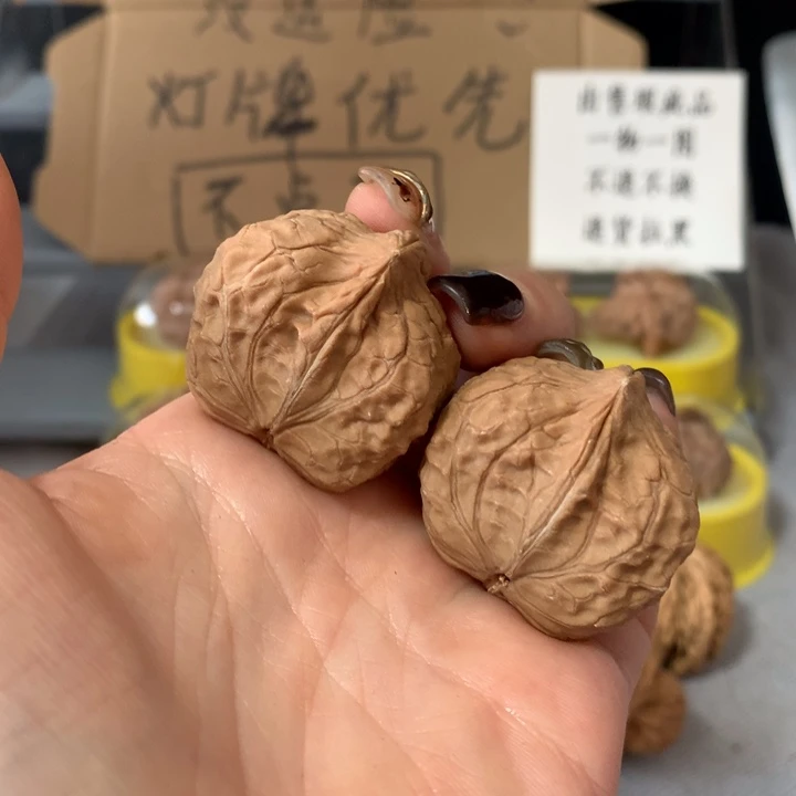 保***馆文玩核桃吊坠异形单只，有瑕疵