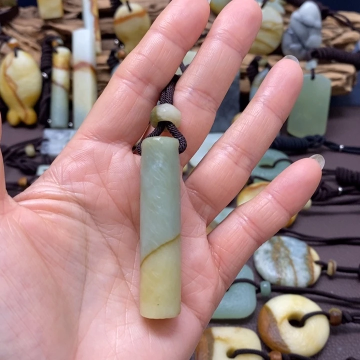 蛇纹石玉未镶嵌颈饰
