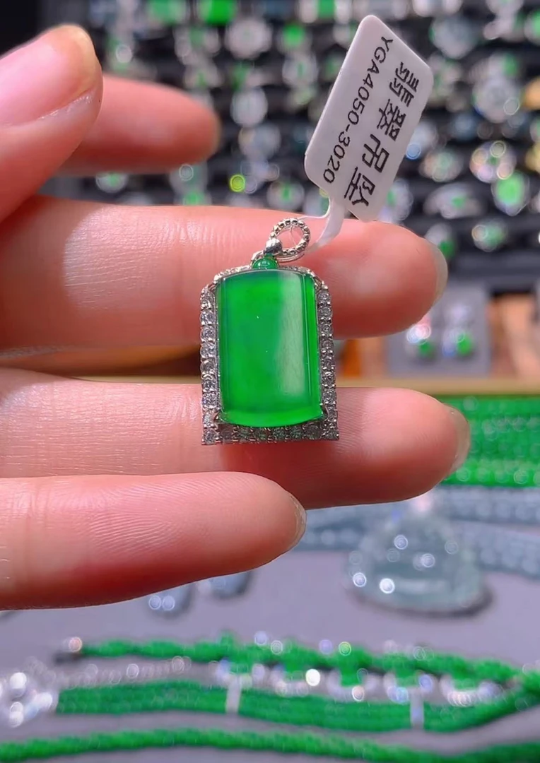 纯天然A货翡翠吊坠