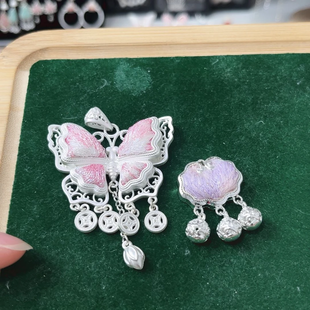 织绣粉色蝴蝶配黑色皮绳