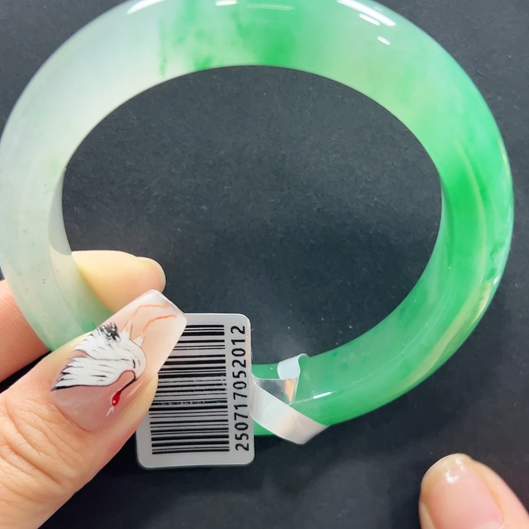 香***x未镶嵌手镯石英质玉（非洲翠）