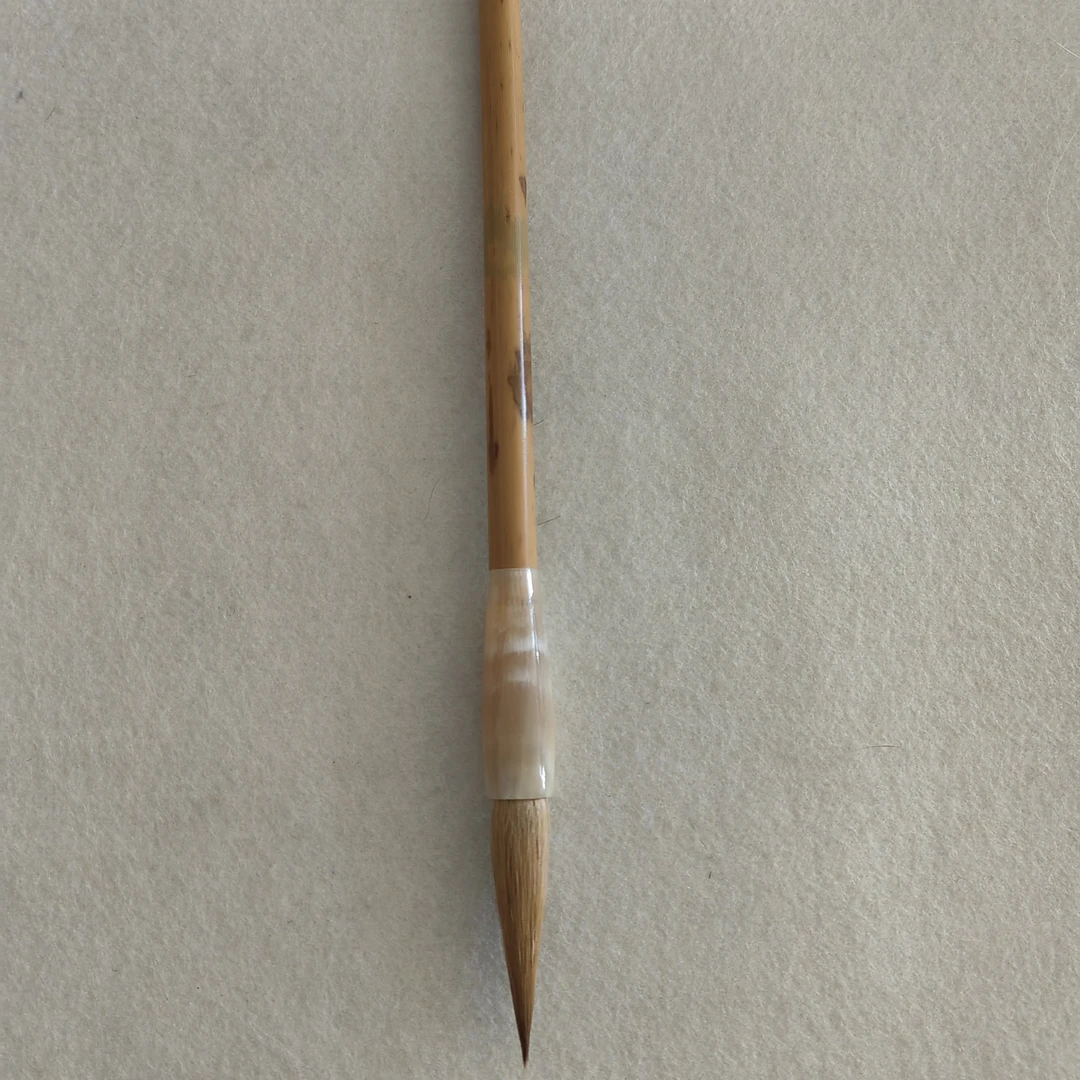 牛角杆纯辽尾毛笔口径1.0CM出峰4.5CM适合中楷正楷行书。