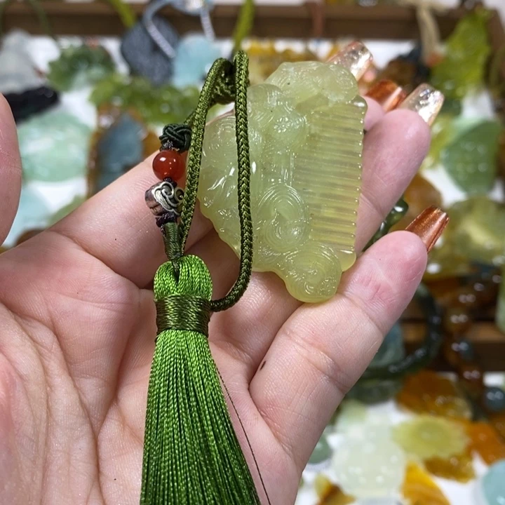 蛇纹石玉未镶嵌吊坠