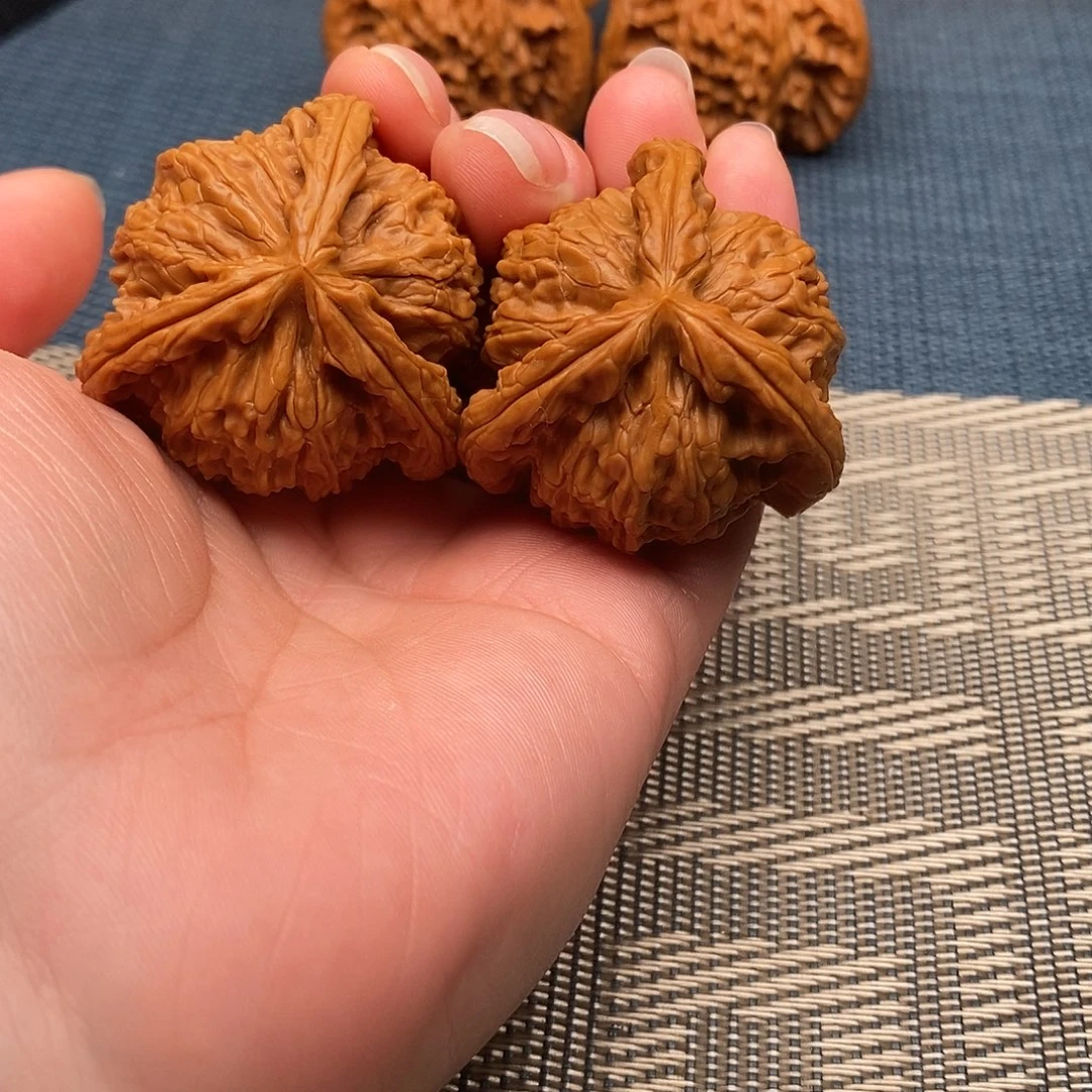 一***修吊坠文玩核桃三棱