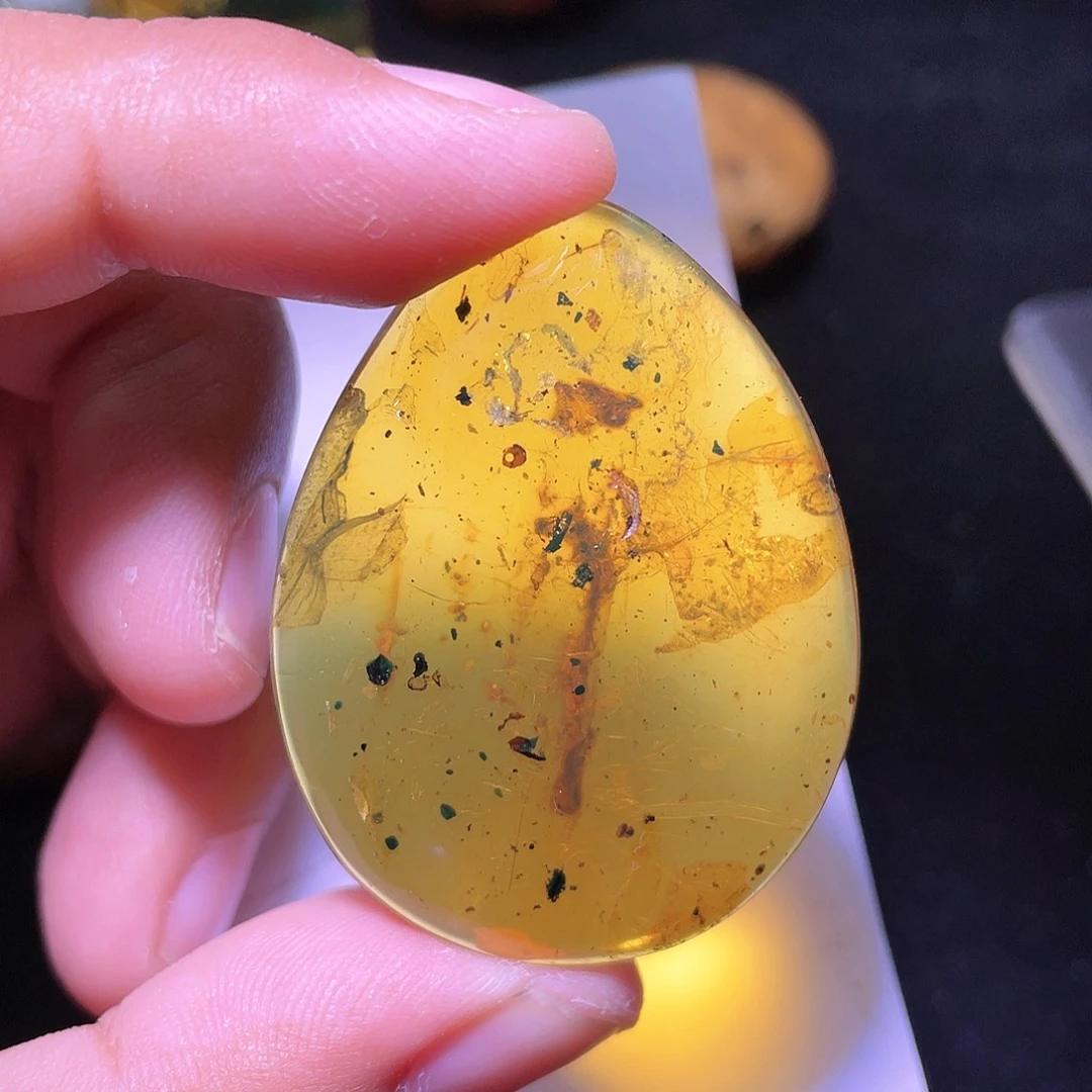 琥珀裸石未镶嵌，