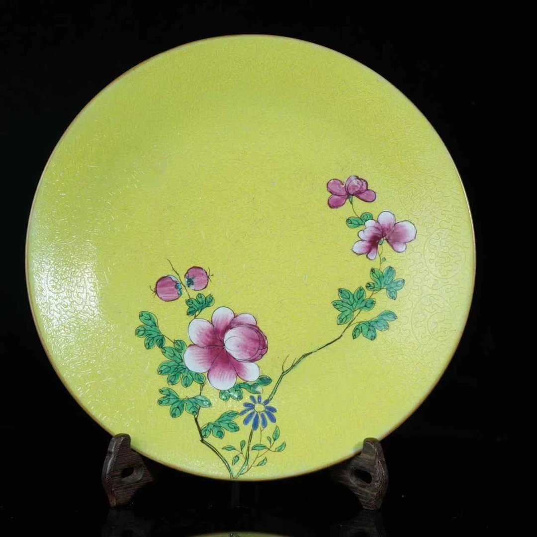 lot14879 5076 清嘉庆 黄地轧道粉彩花卉盘 D:22.5