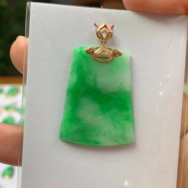 翡翠18K金镶嵌颈饰翡翠吊坠