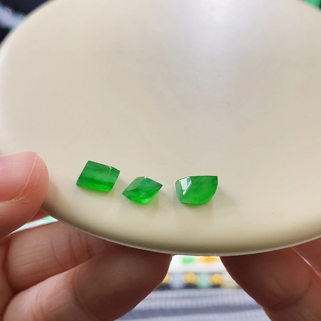 翡翠挂件未镶嵌随行
