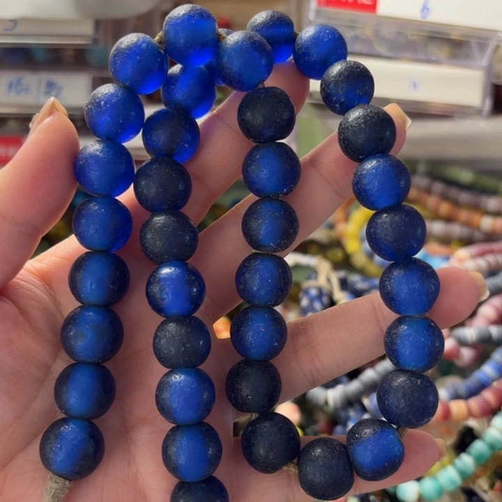 玻璃颈饰一条，喊我选