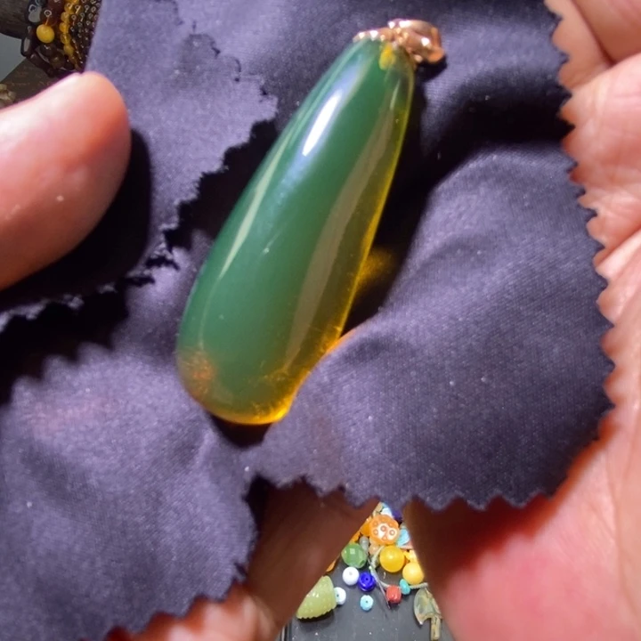 琥珀裸石未镶嵌配饰