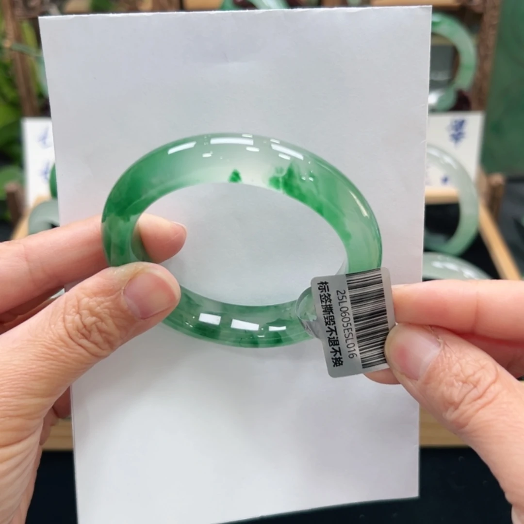 阳****石英质玉未镶嵌手镯➕佳佳55