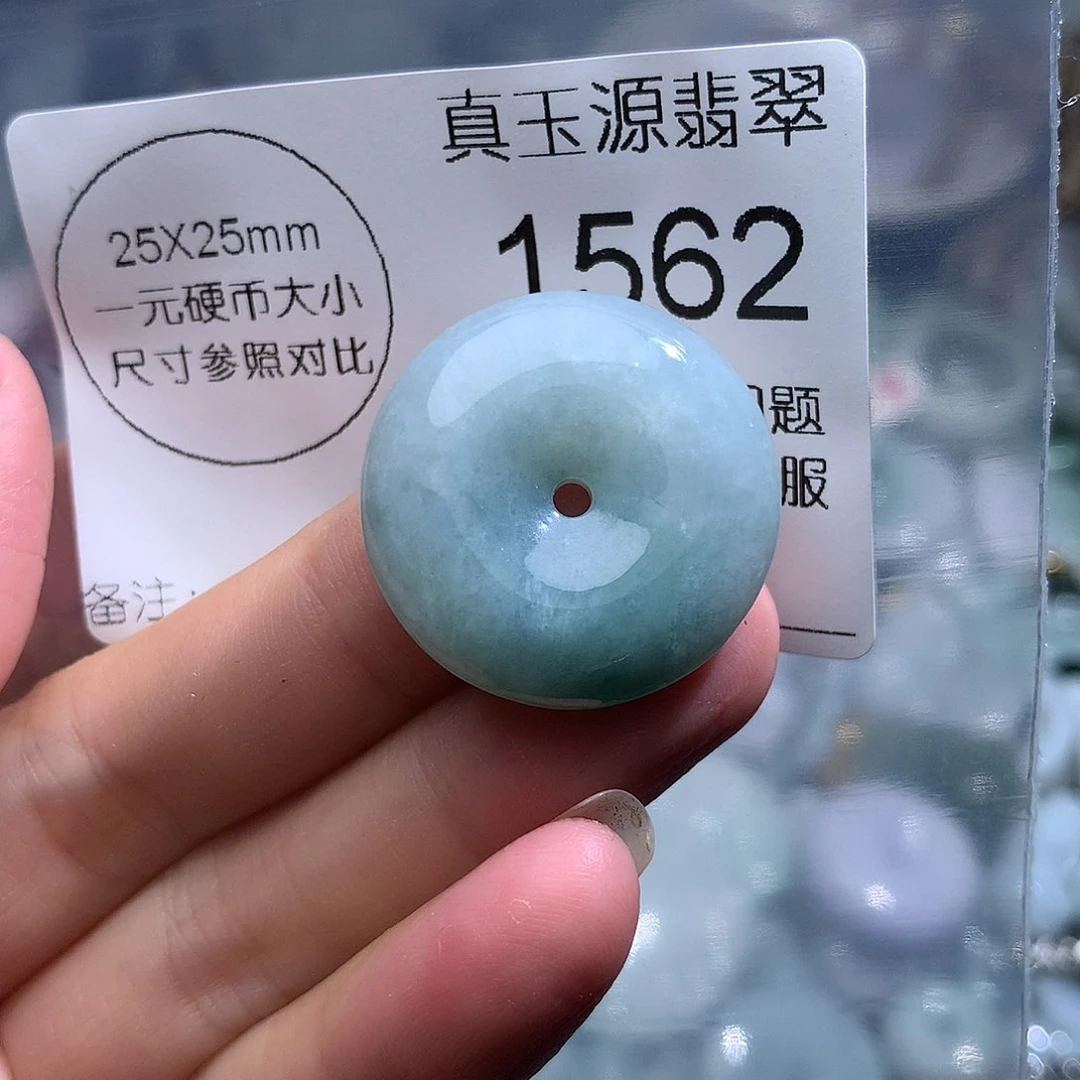翡翠未镶嵌颈饰1526。