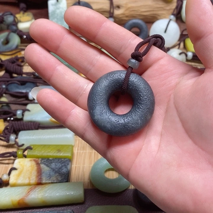 蛇纹石玉挂件未镶嵌