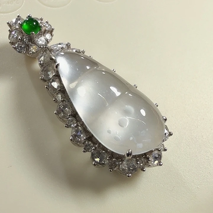 翡翠18K金镶嵌颈饰豆子