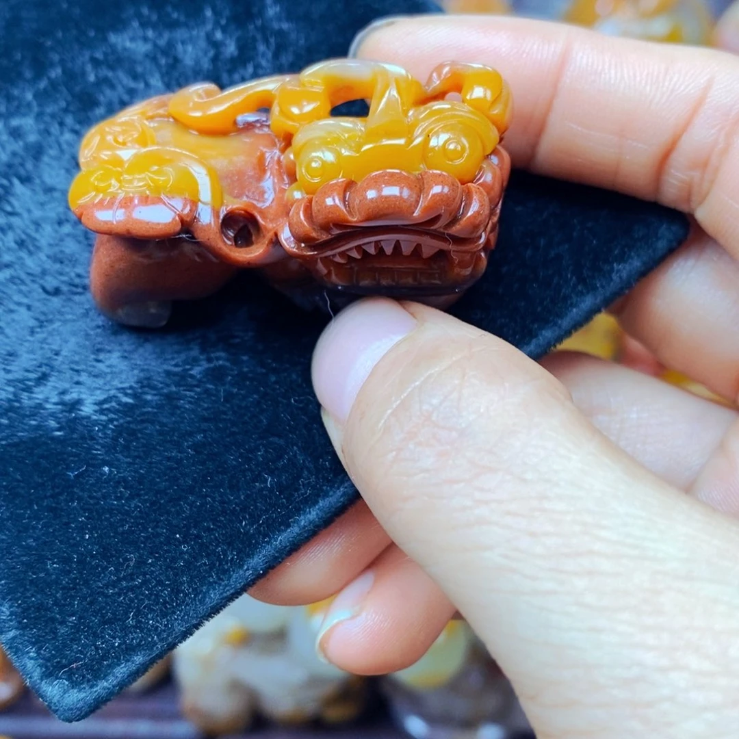 未镶嵌石英质玉（黄龙玉）颈饰