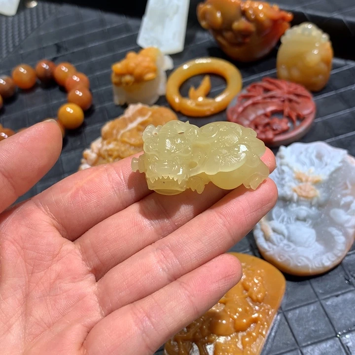 未镶嵌石英质玉（黄龙玉）颈饰
