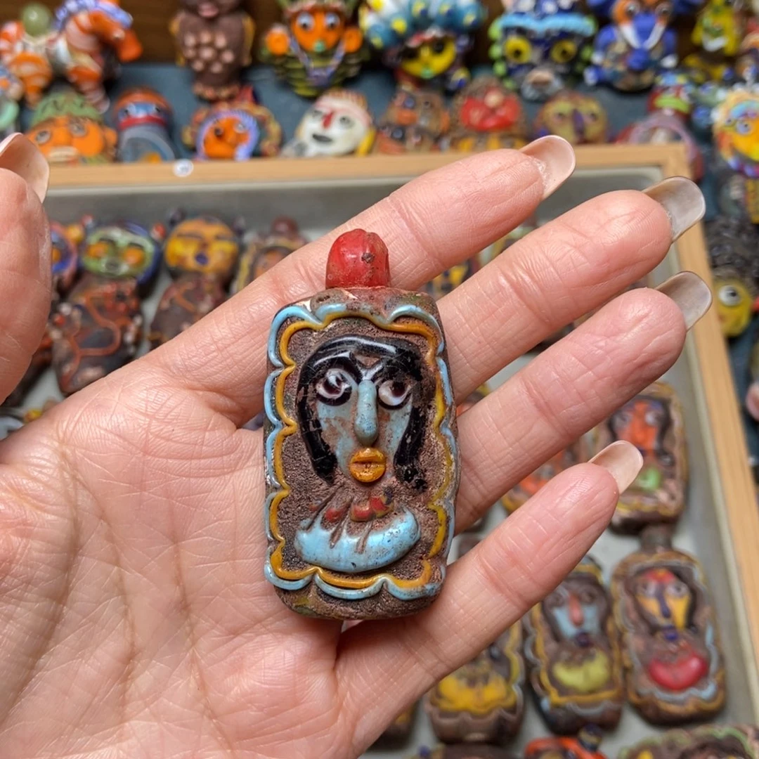 颈饰琉璃美女方牌