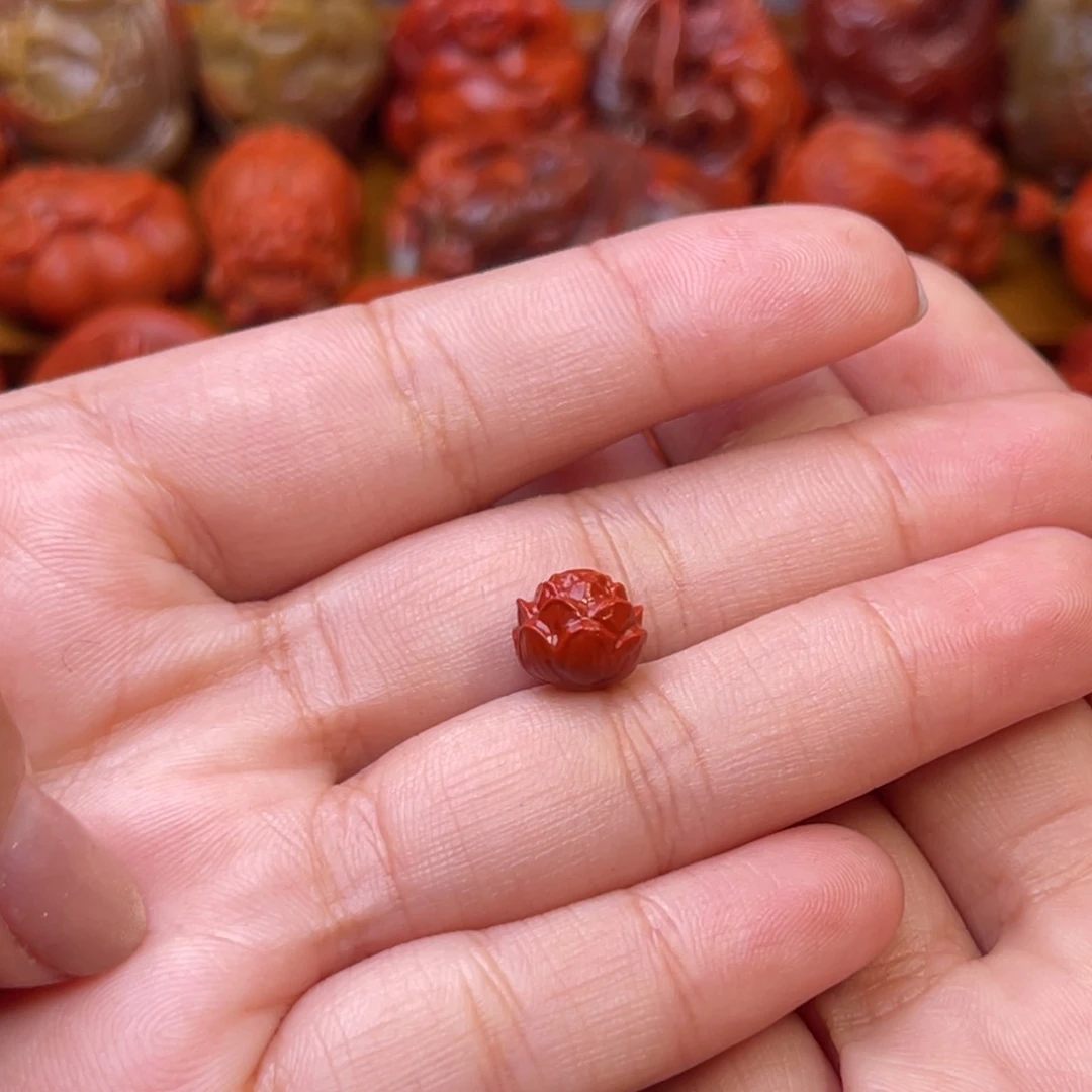 毛****南红玛瑙未镶嵌川料瓦西莲花背云