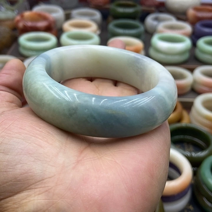 石英岩玉未镶嵌手镯蓝天白云