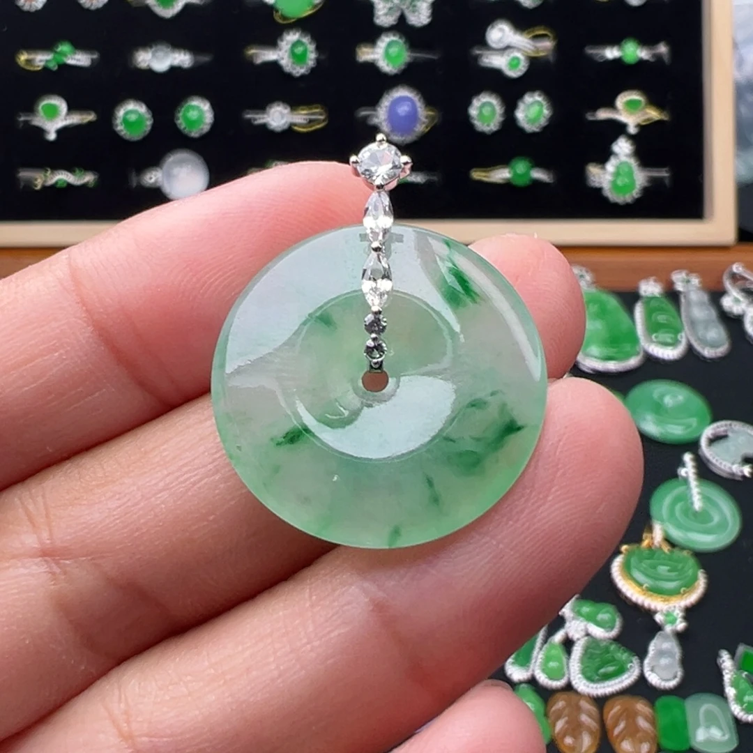 翡翠18K金镶嵌颈饰扣