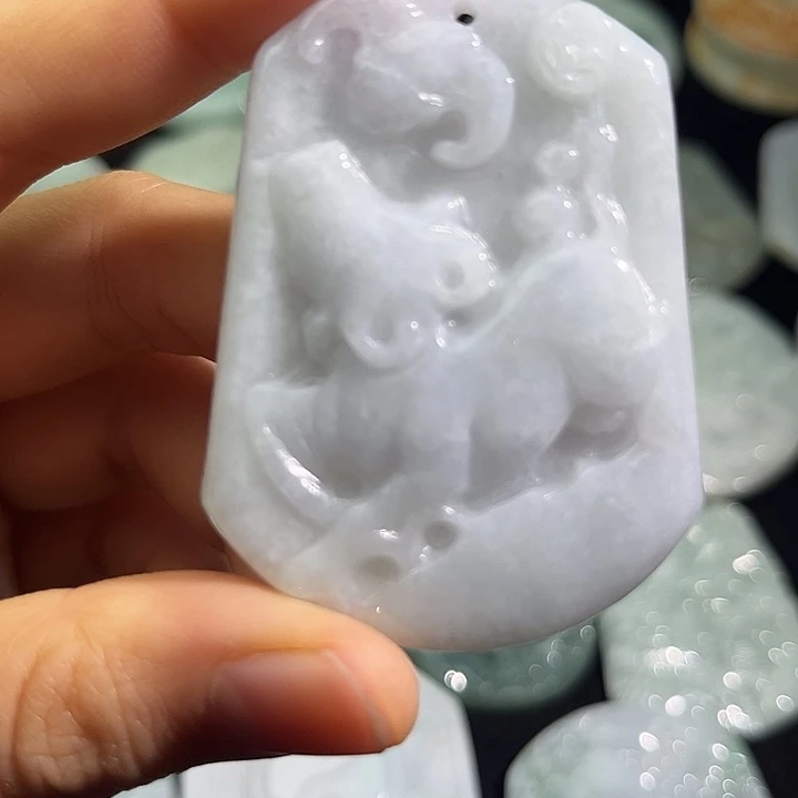 翡翠未镶嵌颈饰牛