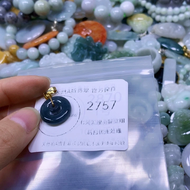 翡翠足银镶嵌颈饰翡翠