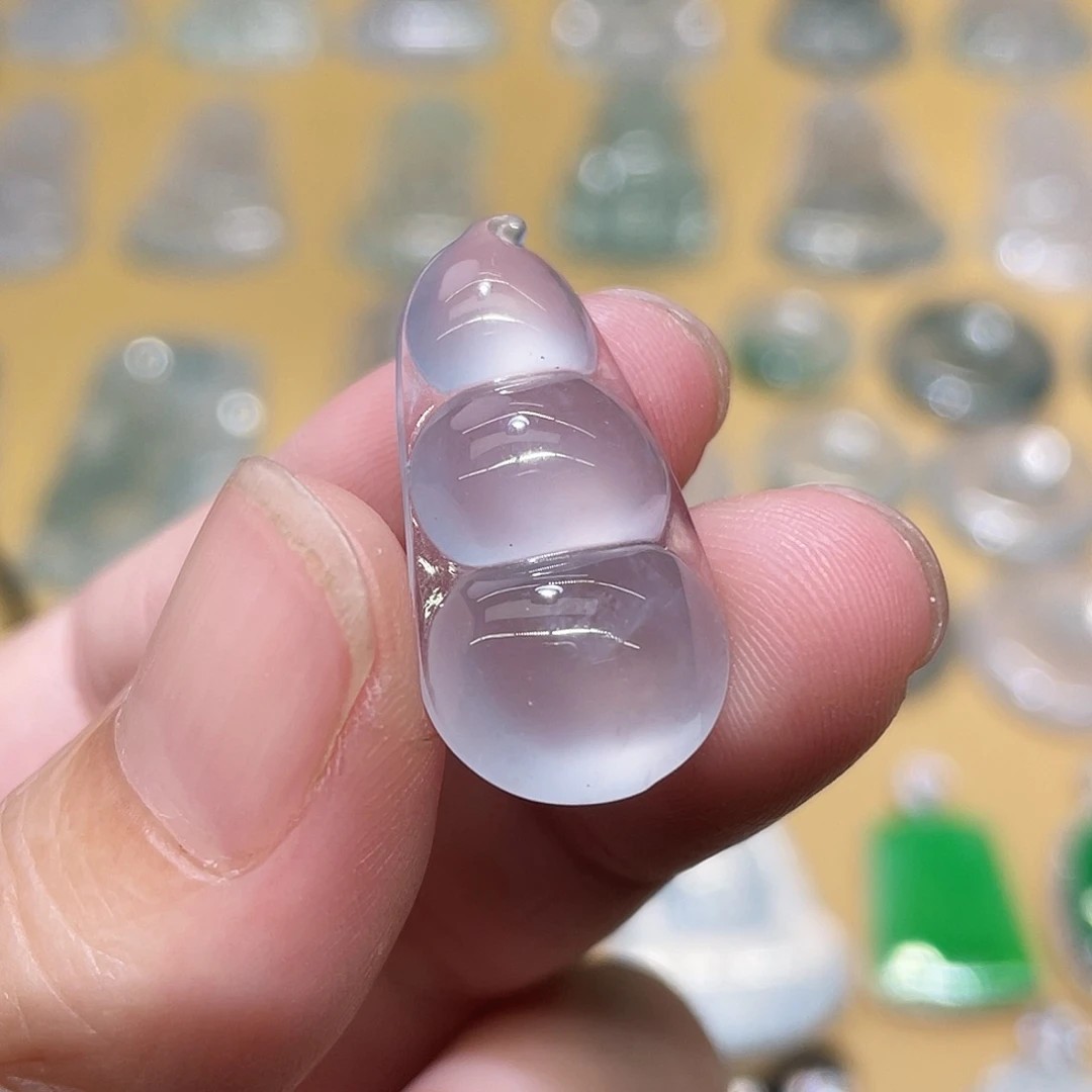 翡翠未镶嵌颈饰福豆