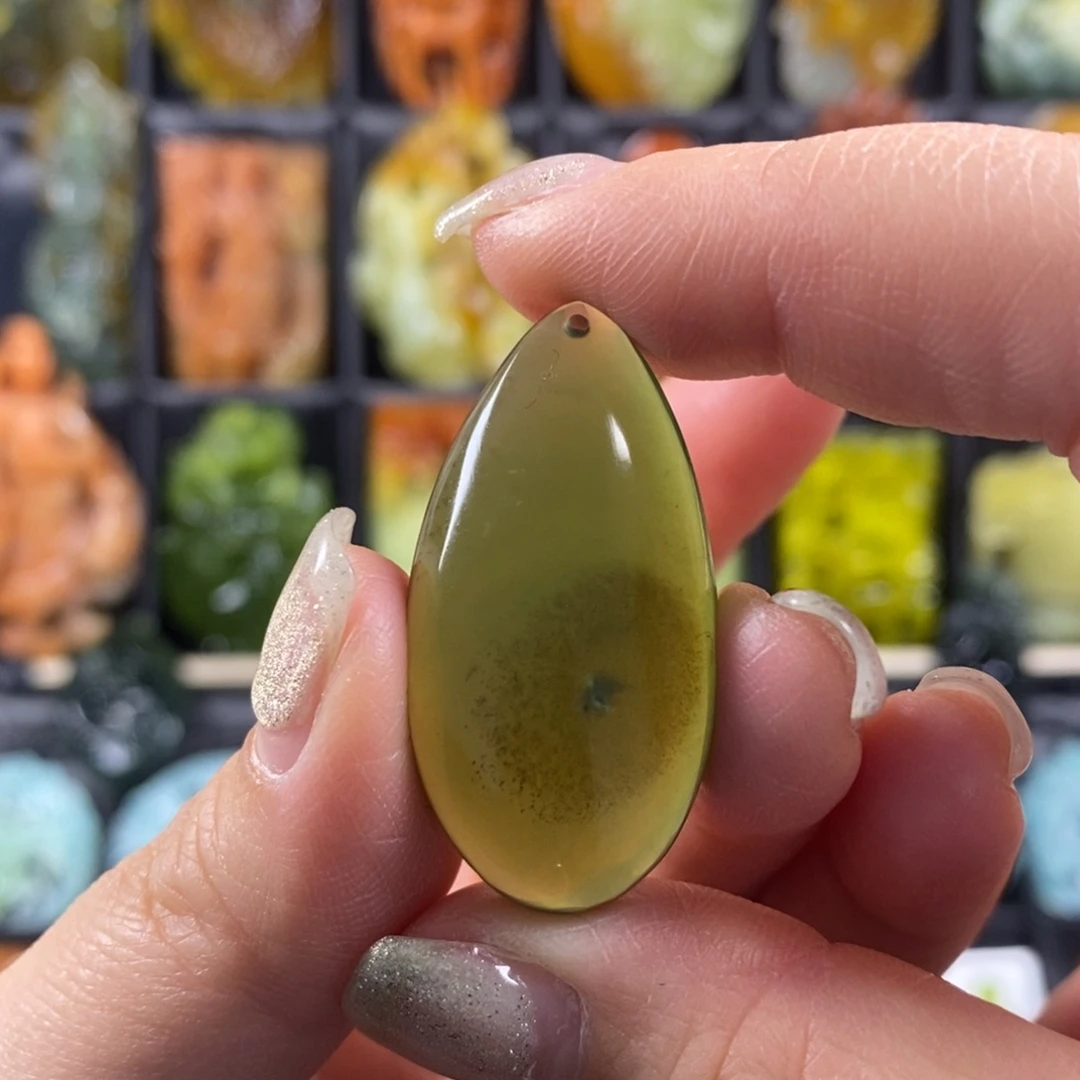 蛇纹石玉颈饰合金