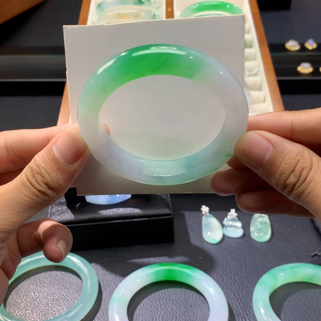 *****翡翠未镶嵌手镯颜色