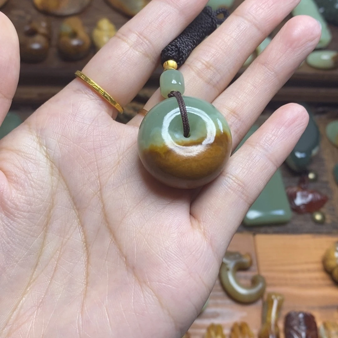 古***美颈饰未镶嵌岫岩河磨玉（透闪石质玉）
