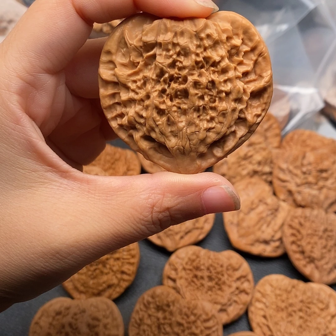 L***s文玩核桃吊坠桃心