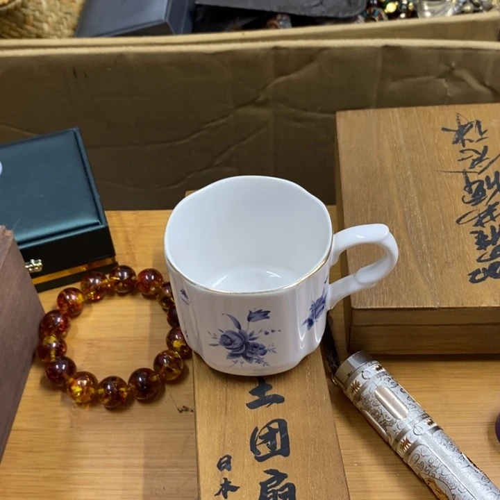毛***生瓷中古工艺品一件