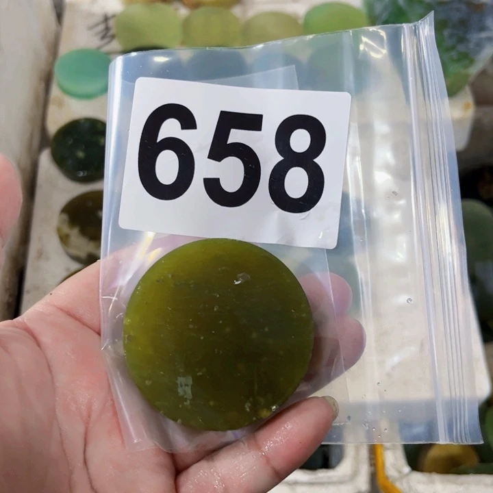 呜***人蛇纹石玉未镶嵌珠宝半成品