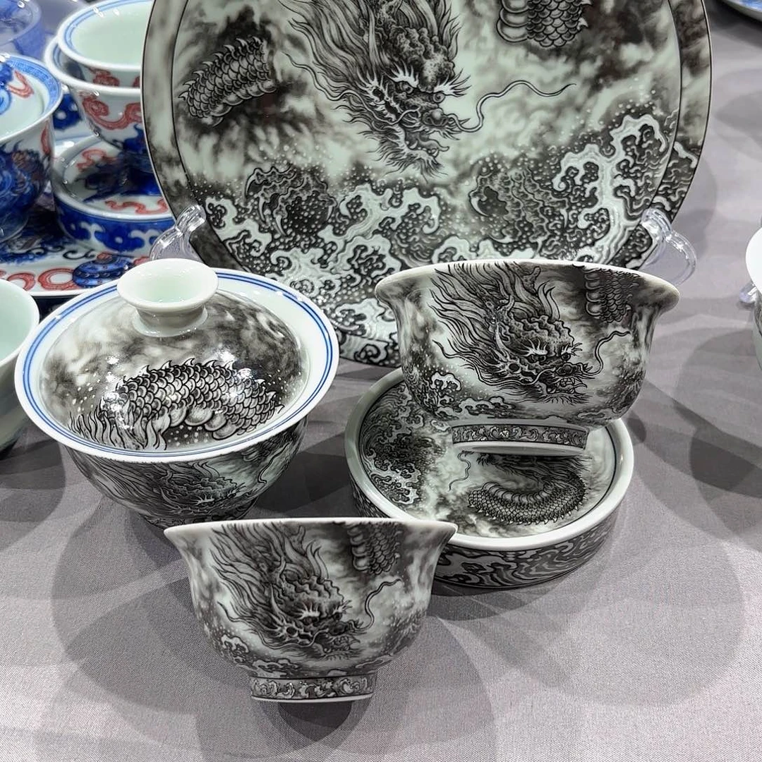 瓷片景德镇市的一位老干部说他