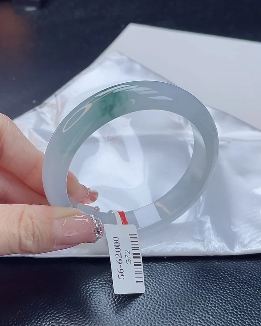 翡翠手镯未镶嵌翡翠