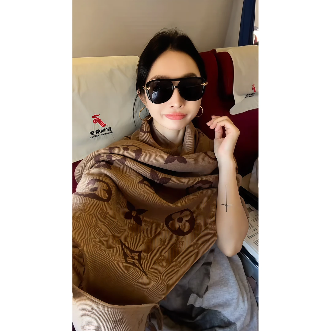 杨圣坤2025新品双面提花时尚高级感老花披肩保暖围巾S82592945