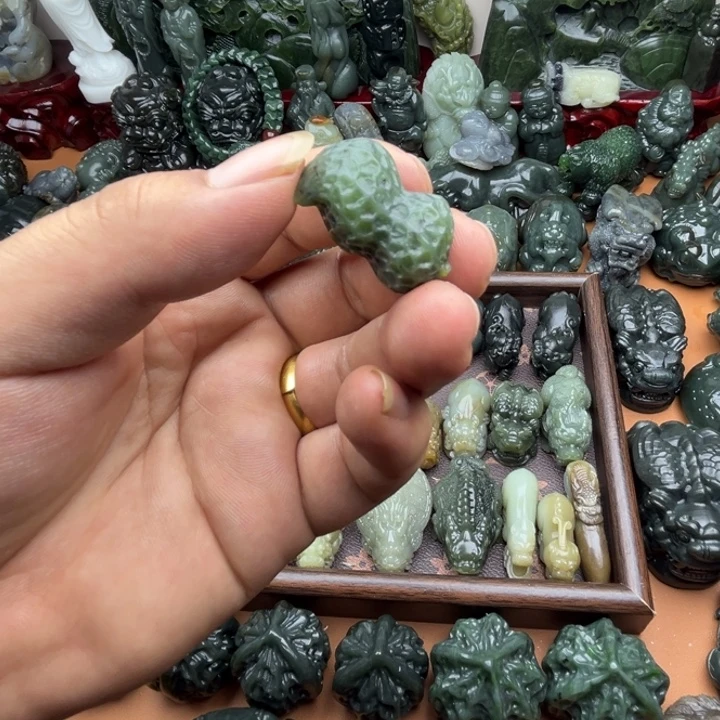 和田玉未镶嵌把件