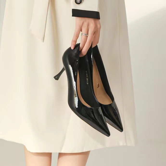 一代佳人时尚性感尖头漆皮通勤细跟单鞋气质显瘦黑色高跟鞋310376