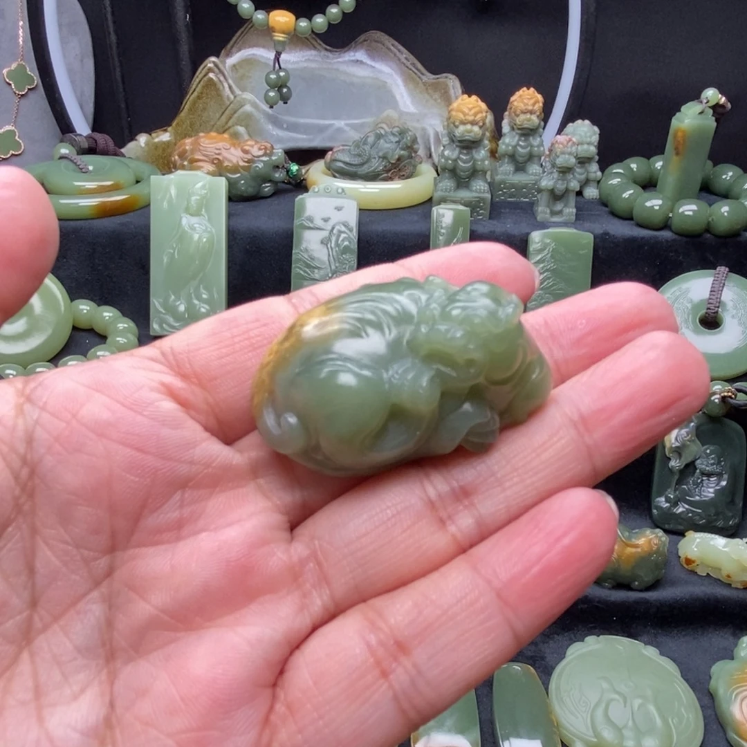 未镶嵌岫岩河磨玉（透闪石质玉）挂件