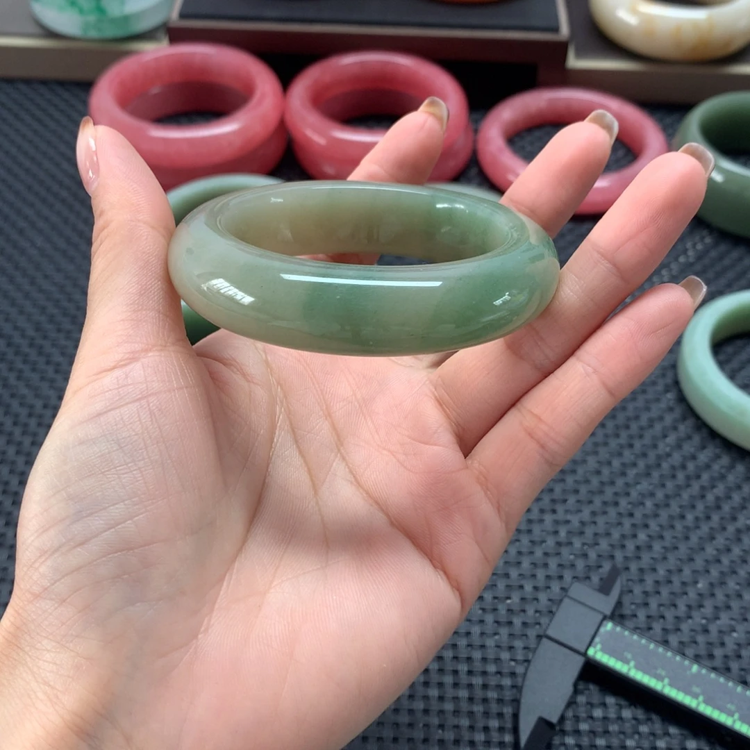 夏***空未镶嵌手镯石英岩玉