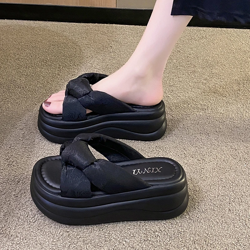 小众外穿拖鞋女2025新款爆款夏季网红休闲厚底松糕增高一字凉拖鞋