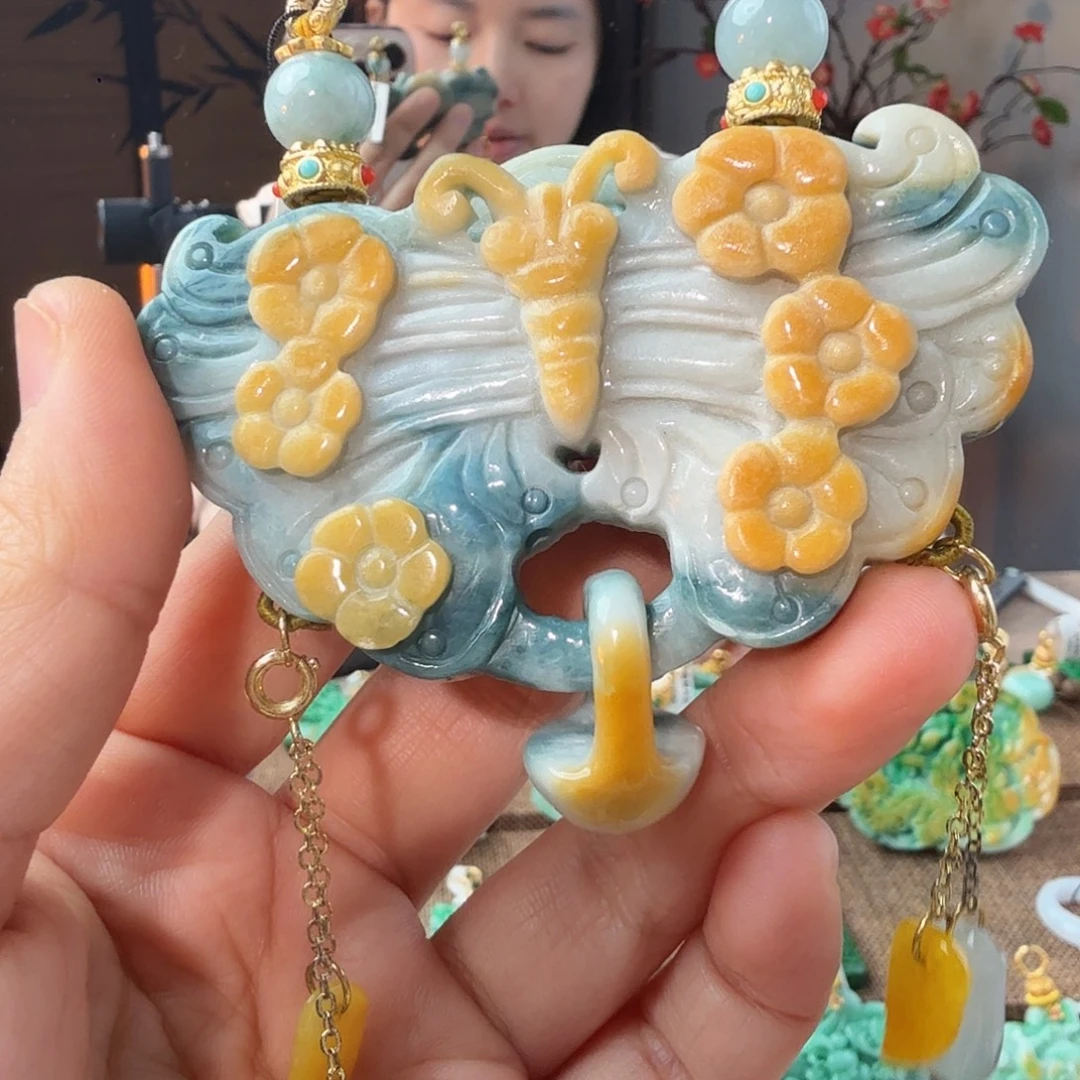 翡翠未镶嵌吊坠(赠链)福利