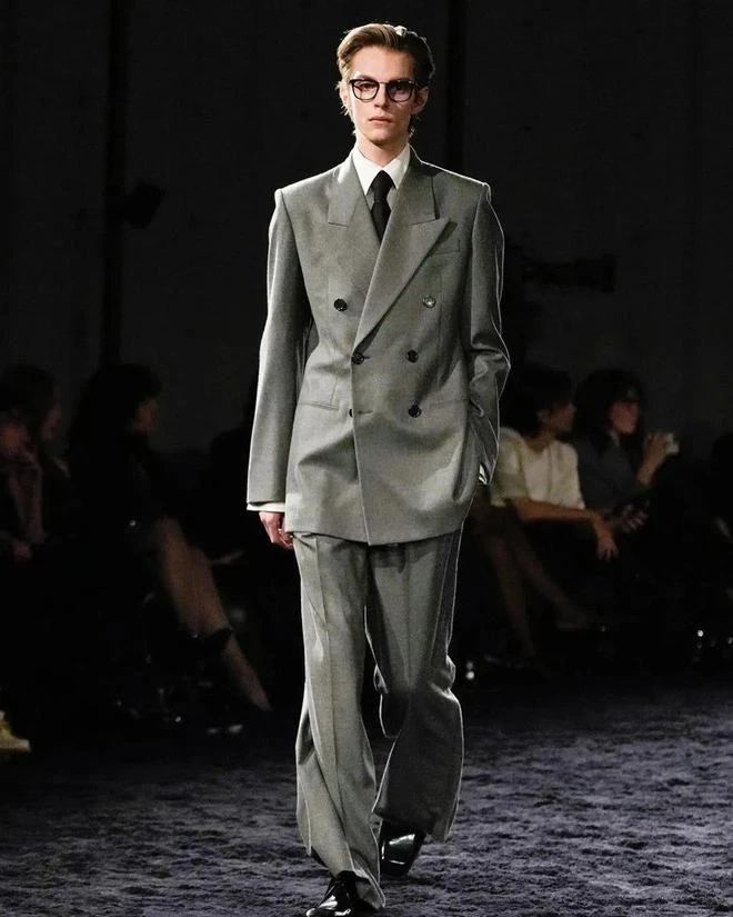 【25号链接】2025新款简约皮标小马连帽夹克J33004