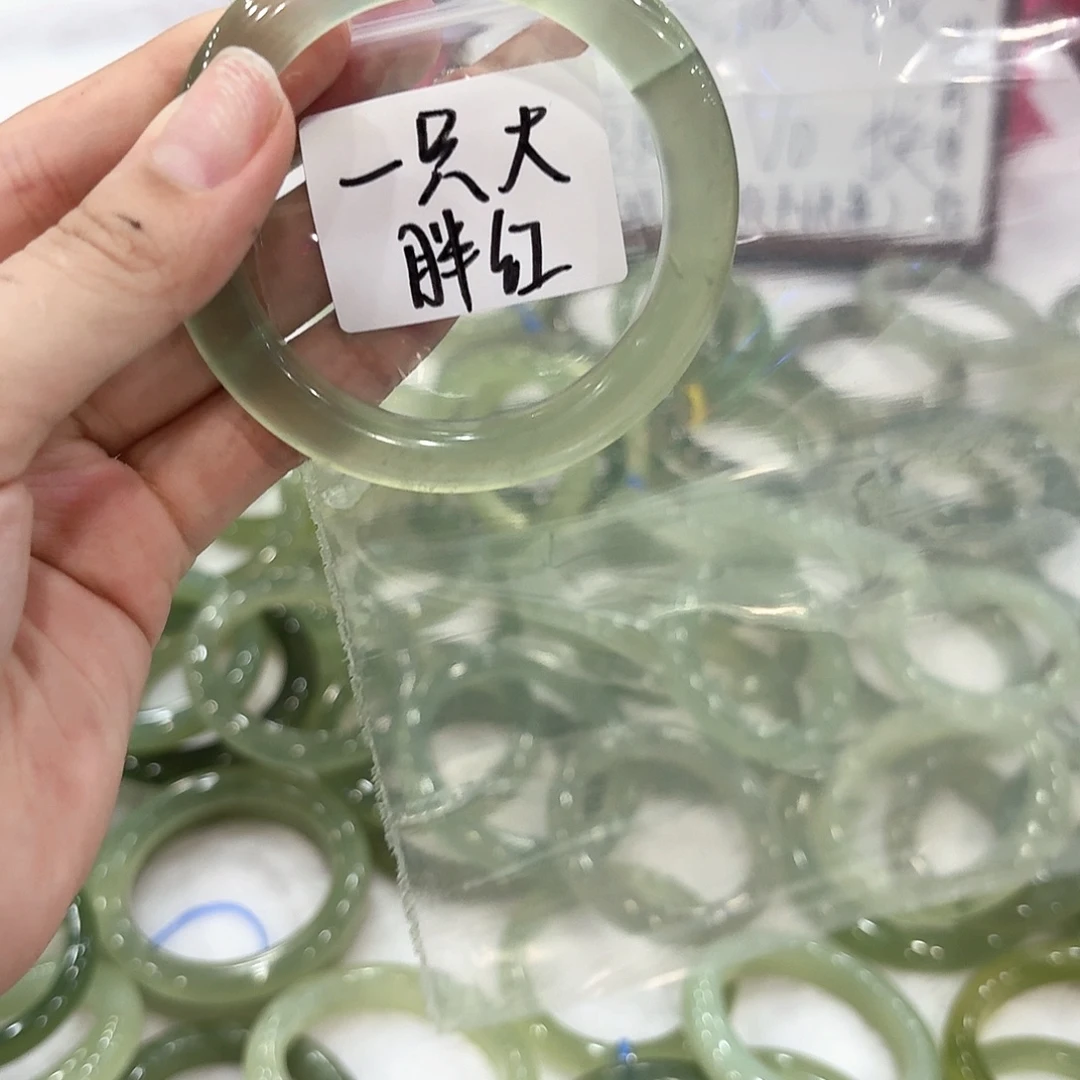 一***红蛇纹石玉未镶嵌手镯