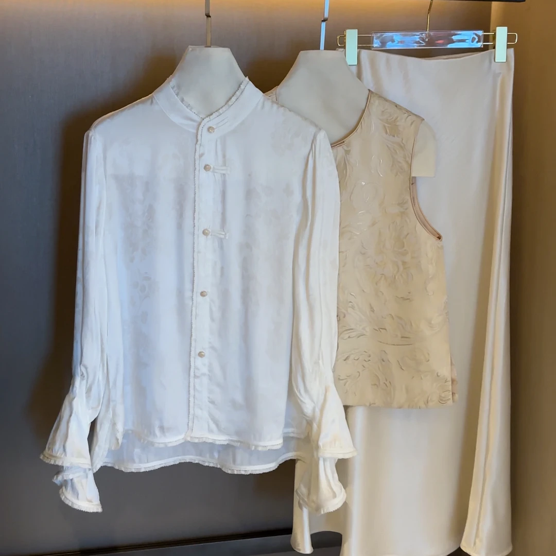 Lillieee-白玉香兰 新中式复古蕾丝珍珠白玉石扣提花喇叭袖上衣