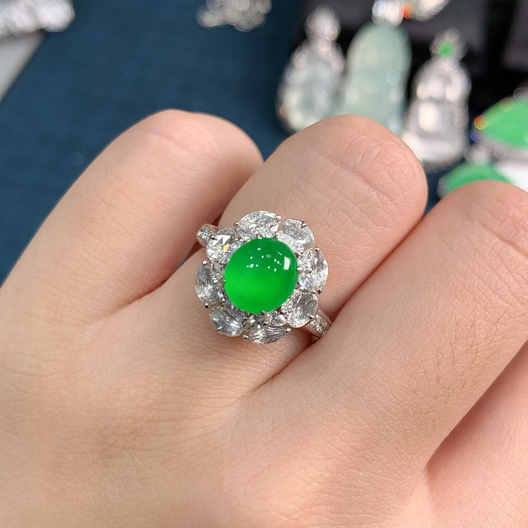 翡翠18K金镶嵌颈饰玻璃种炸光阳绿蛋面戒指 48小时鉴赏期