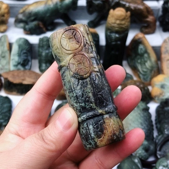 未镶嵌岫岩河磨玉（透闪石质玉）把件